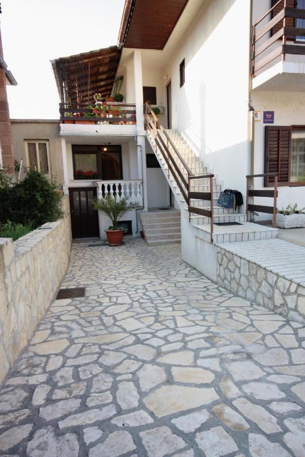 Double Room Vrbnik 5301B Экстерьер фото
